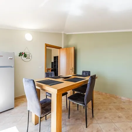 Bright & Comfy 2br By The Adriatic Apartment