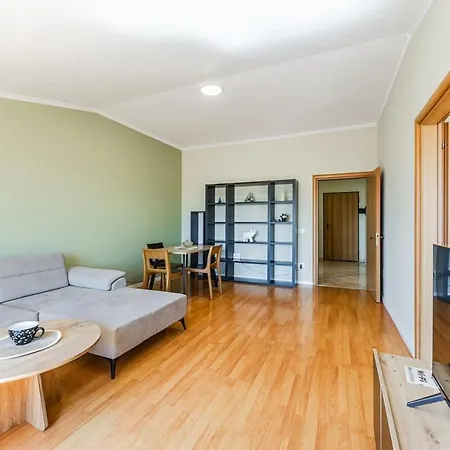 Apartment Bright & Comfy 2br By The Adriatic